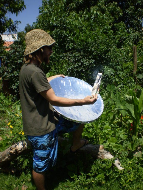 Fogo em jornal com refletor parabólico